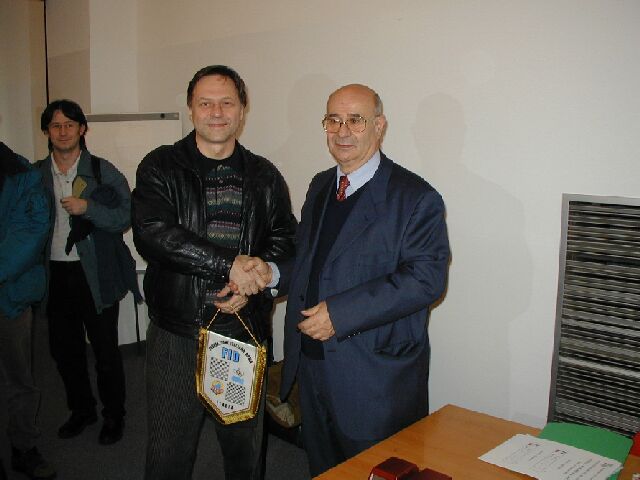 Vaclav Krista premiato dal presidente del Circolo Franzioni di Milano